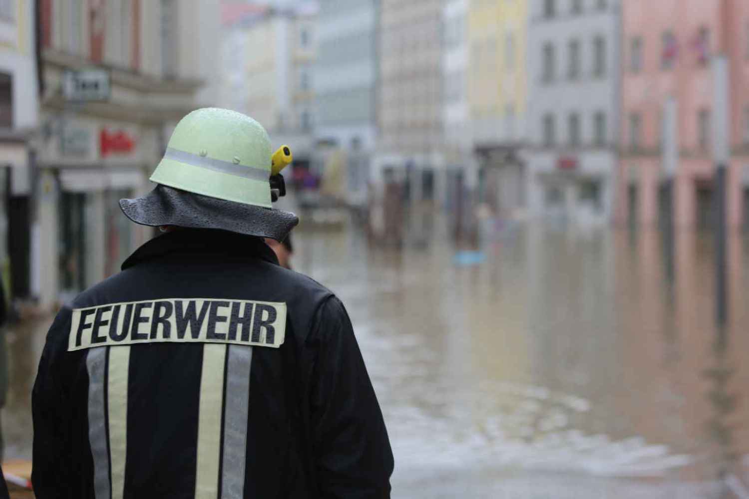 Flutkatastrophe - North Channel Bank spendet an Freiwillige Feuerwehr Altena